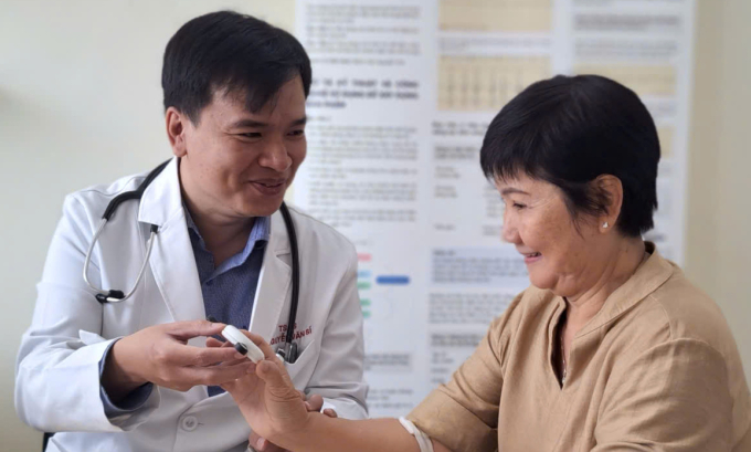 TS.BS Nguyễn Văn Sĩ thăm khám, tư vấn cho người bệnh. Ảnh: Bệnh viện cung cấp