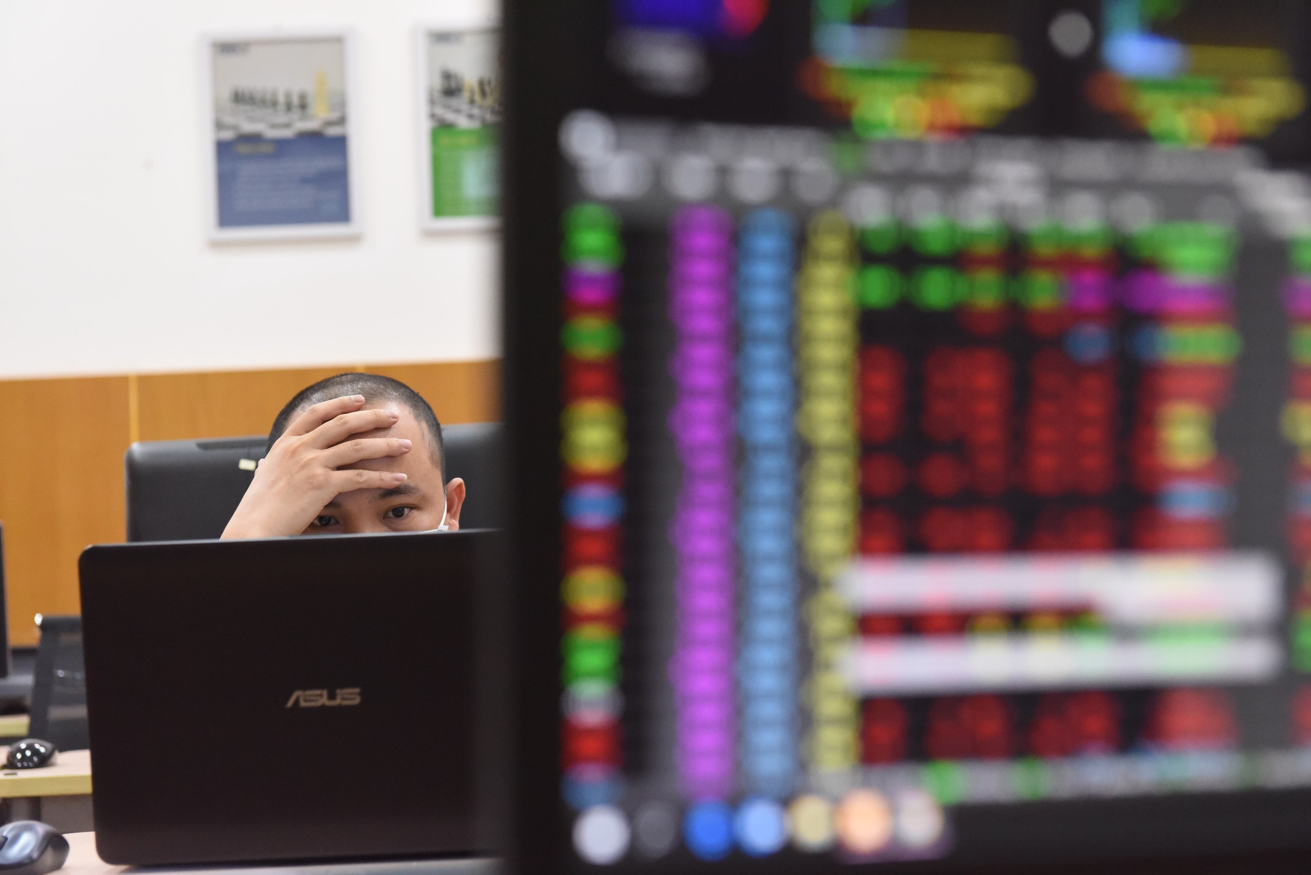 Nhóm cổ phiếu Vingroup bị bán mạnh, VN-Index rớt dưới 1.700 điểm- Ảnh 1.