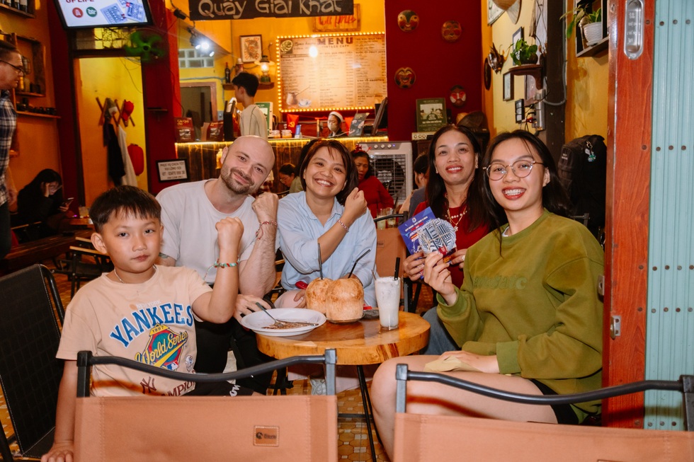 Nhóm học sinh 15 tuổi đưa bài chòi vào văn hoá cà phê của giới trẻ - 6