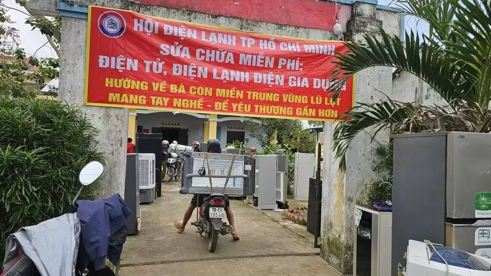 Hội điện lạnh TP.HCM đến giúp bà con vùng lũ. Ảnh: L.S tình nguyện 006.jpg