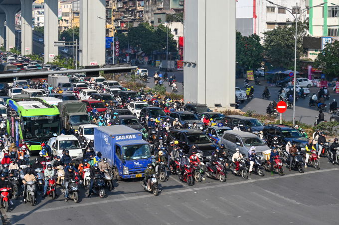 Người dân chấp hành tín hiệu đèn giao thông trên phố Kim Liên mới, không ai vượt quá vạch cho phép, tháng 1/2025. Ảnh: Giang Huy