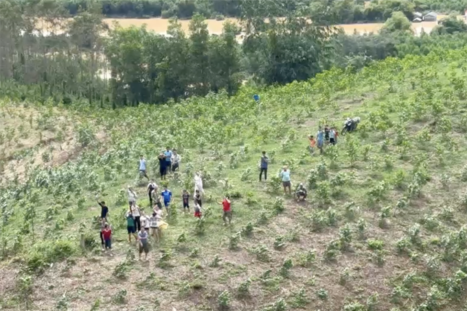 Người dân vùng lụt Lạng Sơn đợi hàng cứu trợ, tháng 10/2025. Ảnh: QCPKKQ