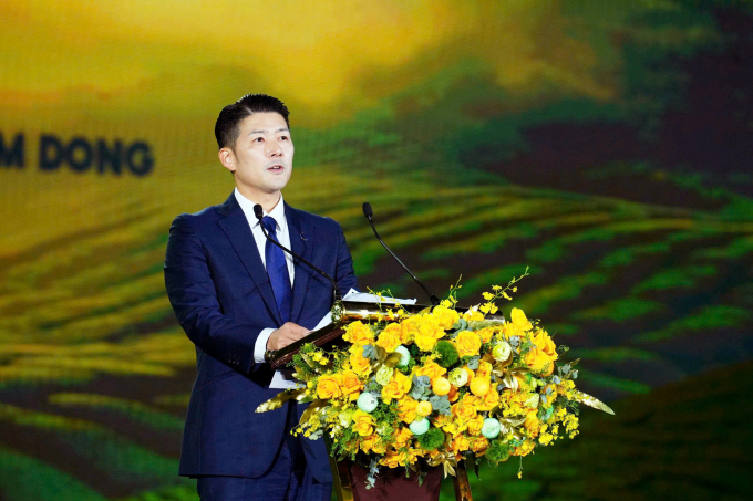 Đại diện Ban tổ chức, ông Mori Kazuki, Tổng Giám đốc Công ty Chè Lâm Đồng phát biểu, tổng kết các dấu ấn nổi bật của Lễ hội. Ảnh: BTC