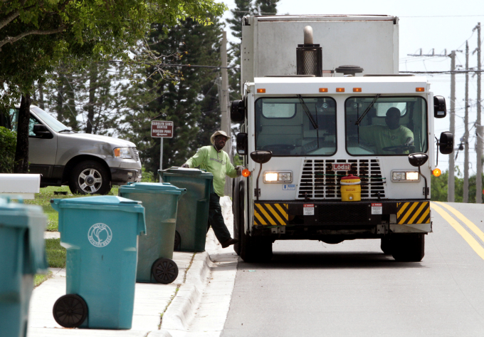 Công nhân thu gom rác tại Boyton Beach, bang Florida, Mỹ. Ảnh: Reuters