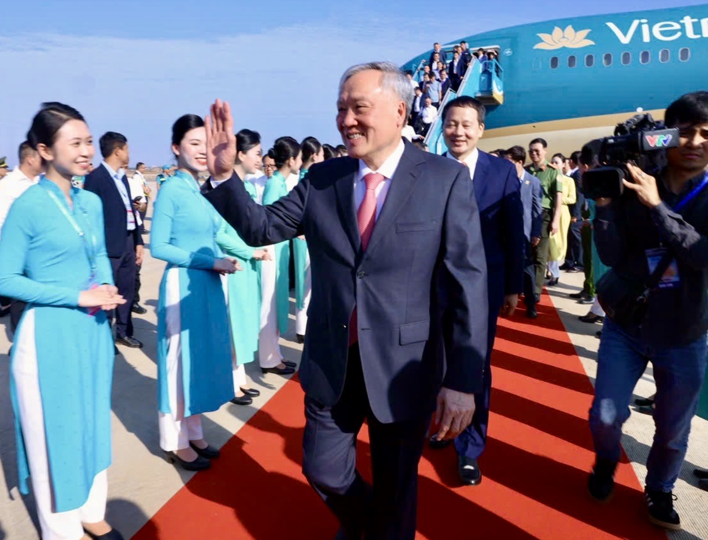 Những hành khách đặc biệt đầu tiên đáp xuống sân bay Long Thành - Ảnh 1.