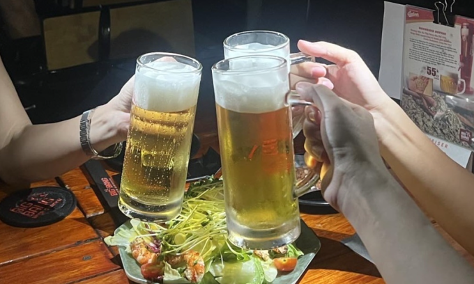 Không chỉ rượu mà bia đều có khả năng gây ra tác hại tương đương với gan khi uống quá nhiều. Ảnh: Ngọc Phạm