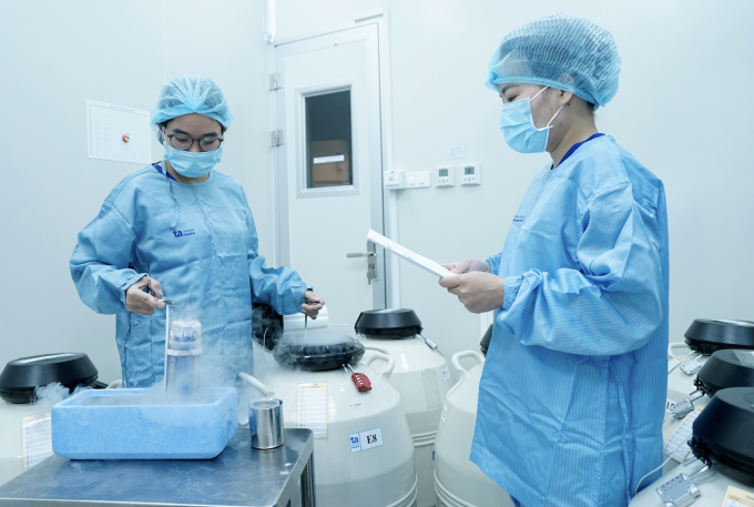 Chuyên viên phôi học IVF Tâm Anh TP HCM thực hiện kỹ thuật trữ đông trứng/ tinh trùng/ phôi. Ảnh: Hoài Thương