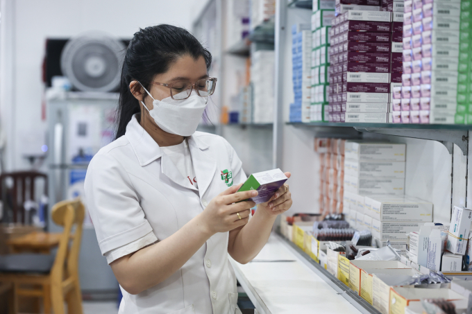 Nhân viên y tế tại nhà thuốc Bệnh viện Quân y 175 phát thuốc cho bệnh nhân. Ảnh: Quỳnh Trần