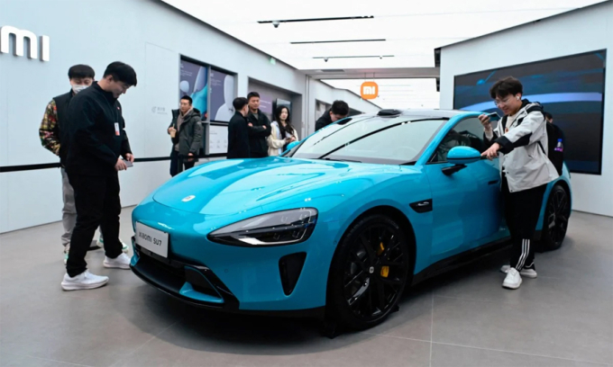 Xe điện Xiaomi SU7 tại một showroom ở Trung Quốc. Ảnh: AFP