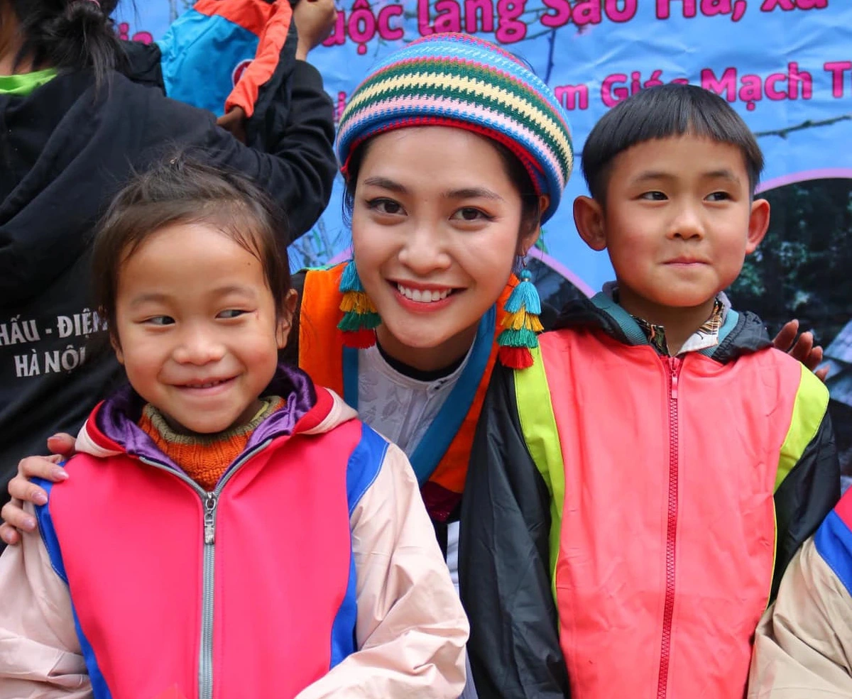 Những nàng hậu cùng người thương đi thiện nguyện: Đỗ Hà giản dị cạnh chồng Giám đốc, một người gặp ông xã nhờ đi Tuyên Quang 5 Hoa hậu Nông Thúy Hằng là người thường xuyên tham gia các chuyến thiện nguyện.