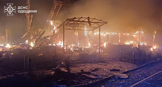 Tòa nhà cháy rụi sau cuộc tập kích của Nga vào thành phố Odessa, Ukraine trong ảnh đăng ngày 25/12. Ảnh: AFP