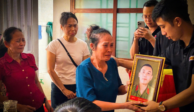Nước mắt thân nhân khi nhận di ảnh phục dựng chân dung liệt sĩ. Ảnh: Skyline