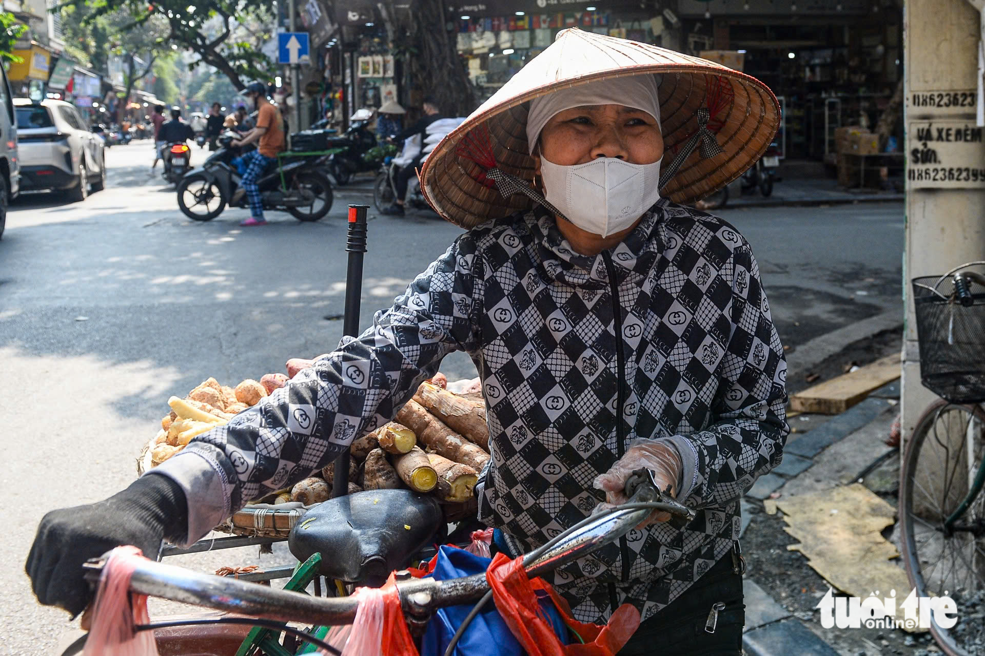 Một ngày của nghề 'ăn bụi' để mưu sinh ở Hà Nội - Ảnh 1. ô nhiễm không khí - Ảnh 1.