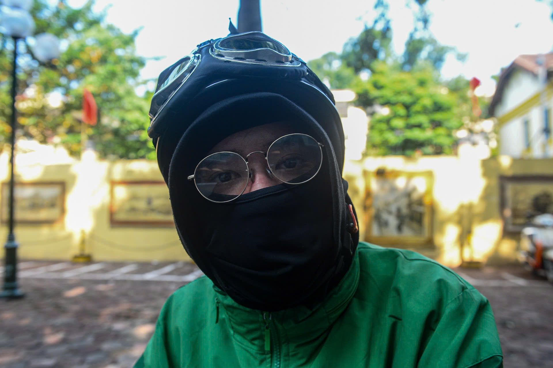 Những người mưu sinh 'bán mặt' trong bụi bặm đường phố Hà Nội 1 ô nhiễm không khí - Ảnh 3.