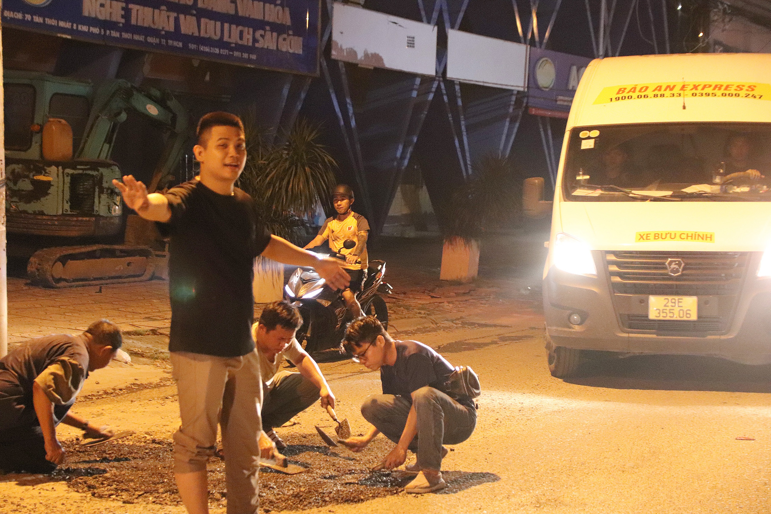 vá đường - Ảnh 1.