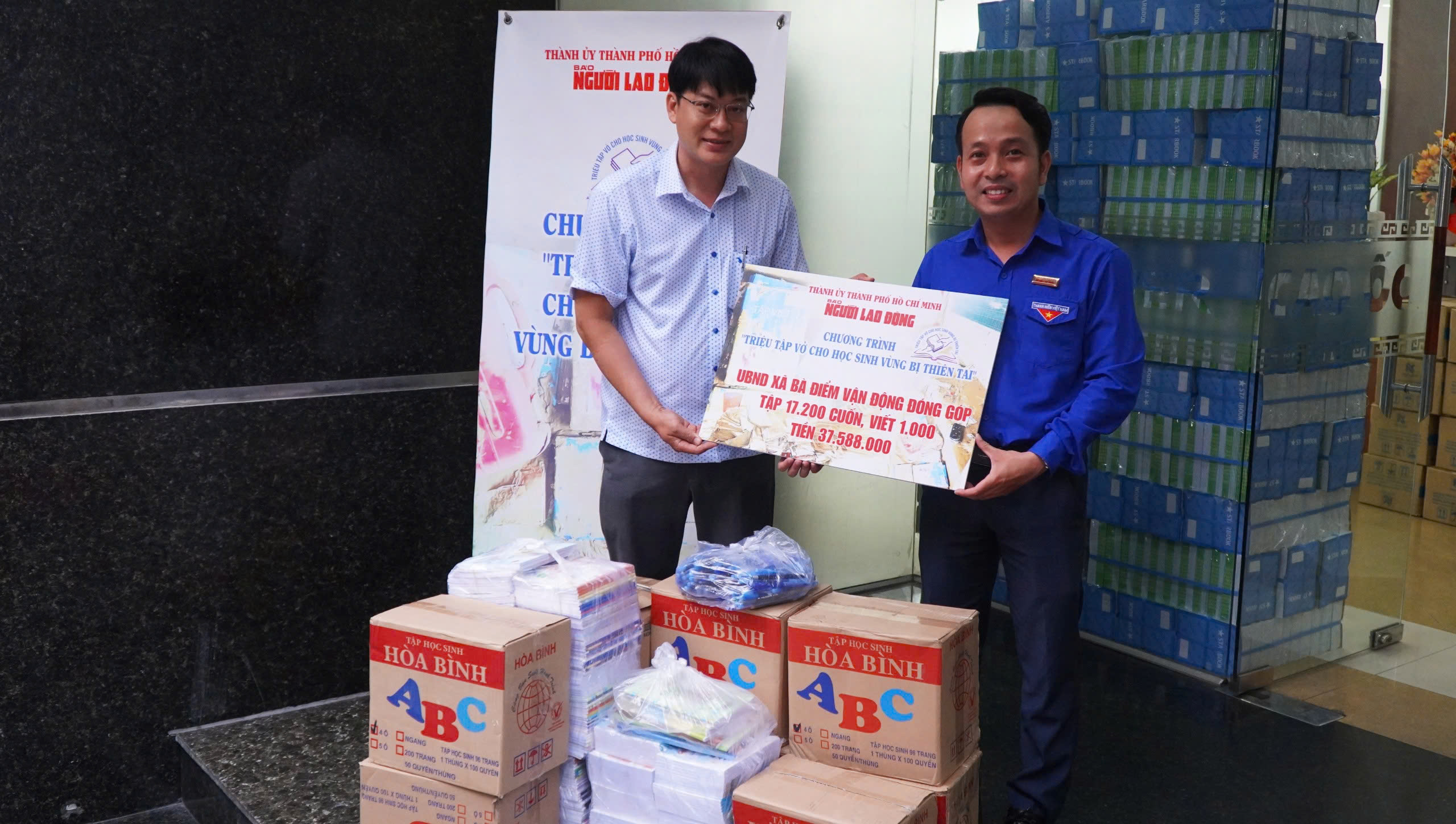 Những phần quà ý nghĩa gửi đến học sinh vùng lũ  - Ảnh 1.