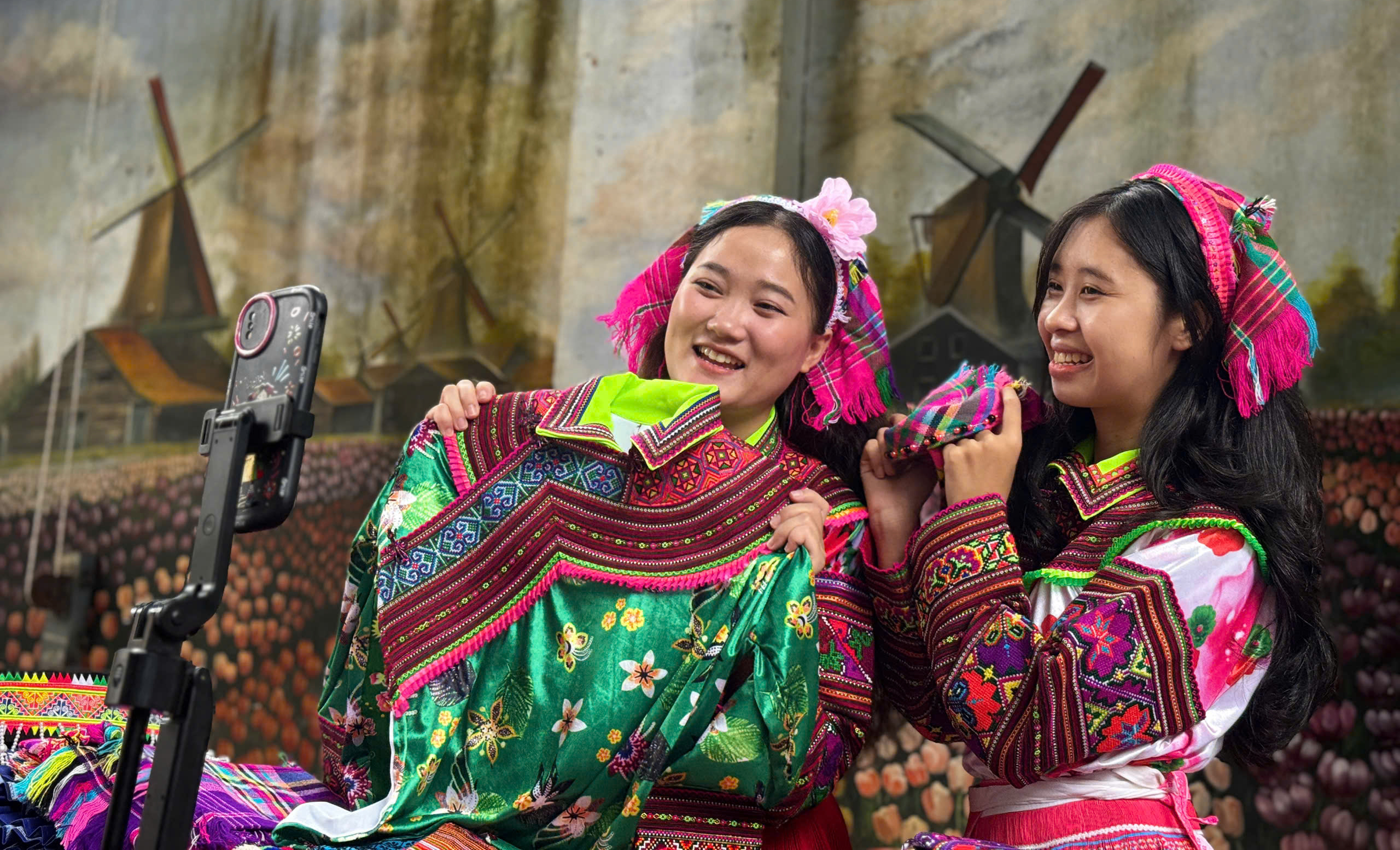 Những sinh viên Mông lan tỏa văn hóa dân tộc - Ảnh 1. Những sinh viên Mông lan tỏa văn hóa dân tộc - Ảnh 1.