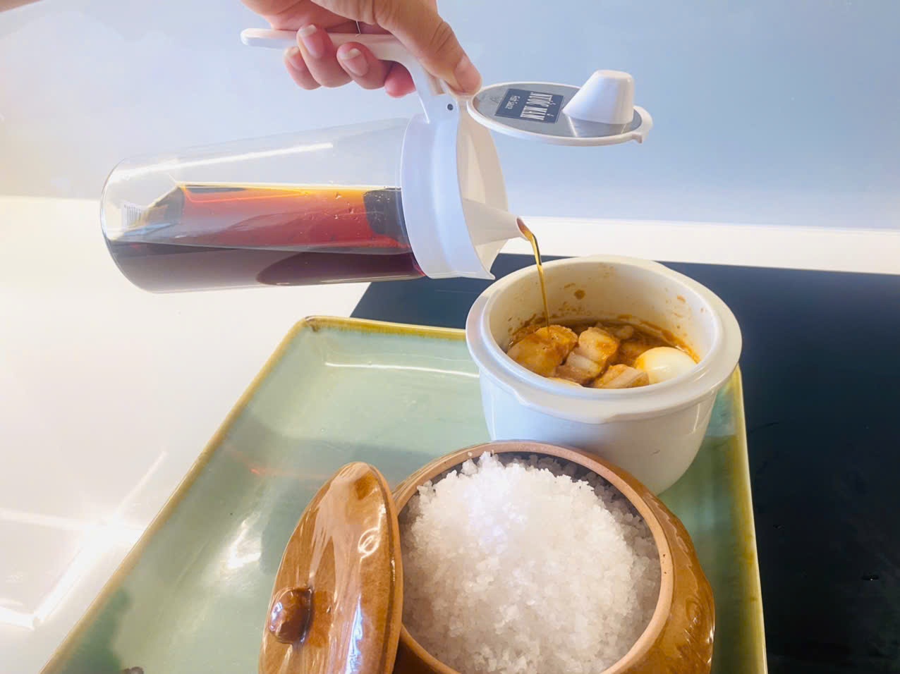 Những thực phẩm chứa nhiều muối cần tránh và chế độ ăn giảm muối phòng tăng huyết áp 1 muối - Ảnh 1.