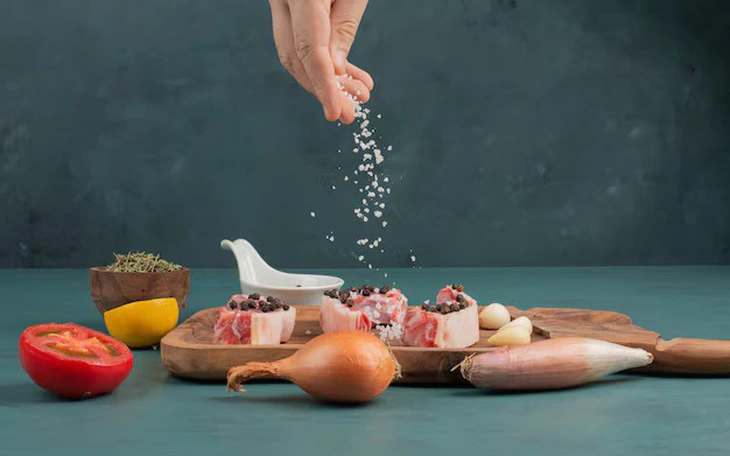 Những thực phẩm chứa nhiều muối và chế độ ăn giảm muối phòng tăng huyết áp - Ảnh 3.