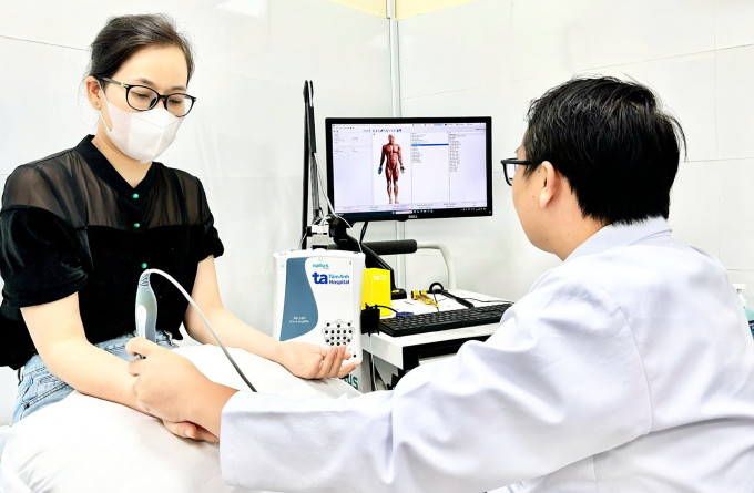 Bác sĩ đo điện cơ giúp đánh giá mức độ chèn ép dây thần kinh quay ở người bệnh. Ảnh: Bệnh viện Đa khoa Tâm Anh