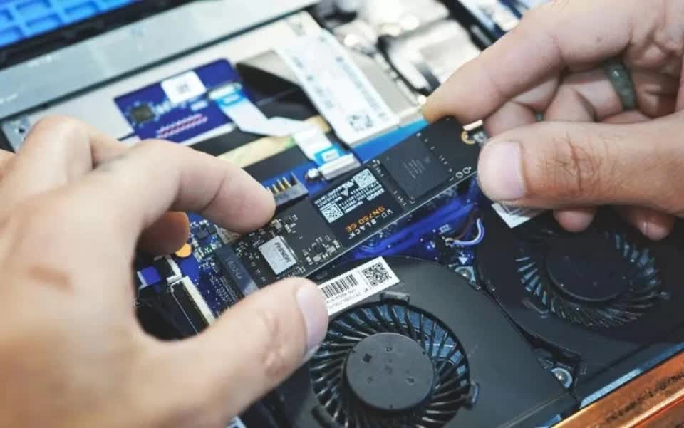 Mặt trái của ổ SSD NVMe giá rẻ - Ảnh 1.