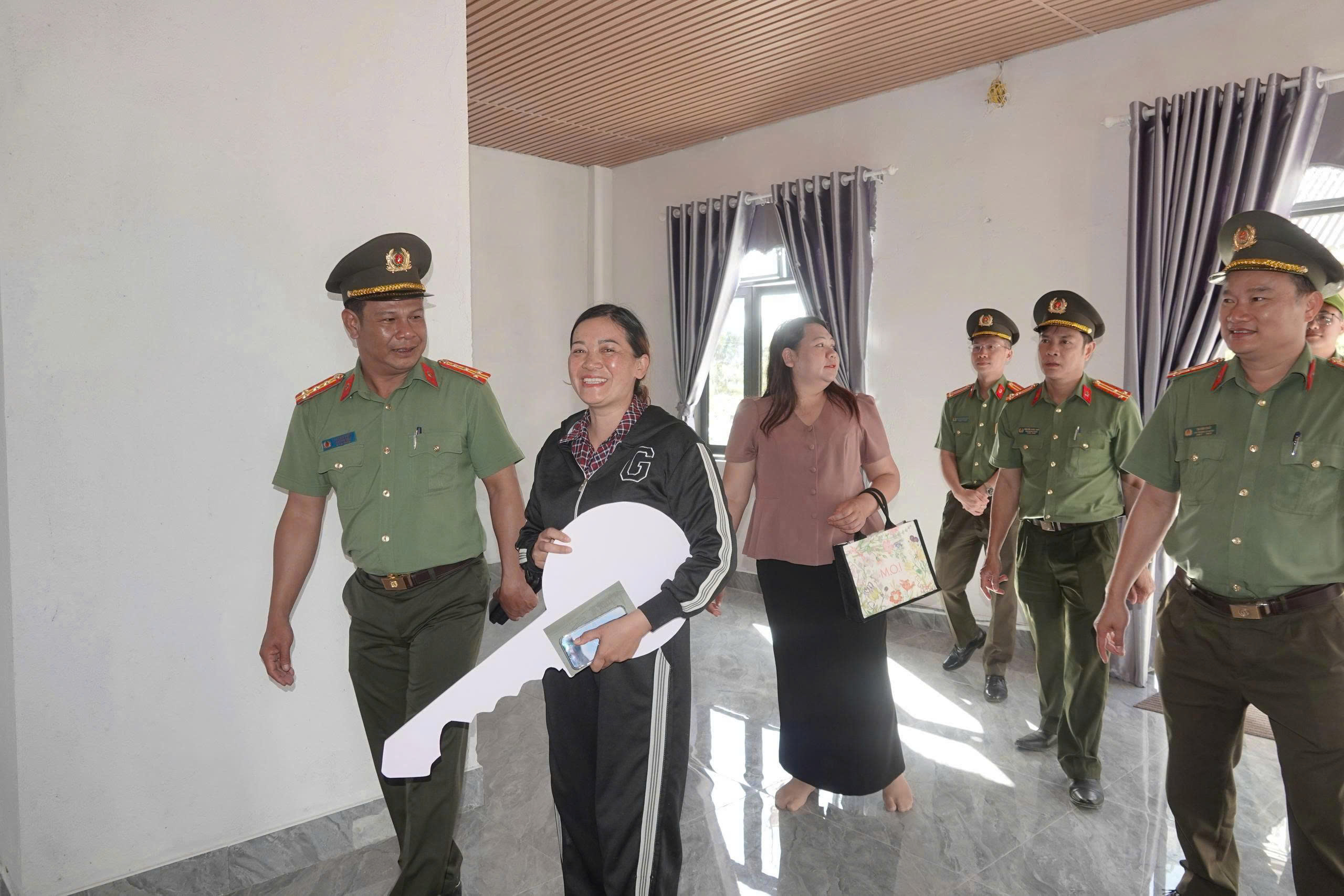 Niềm vui có nhà mới - Ảnh 1.