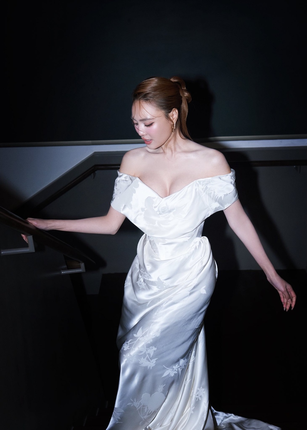 Ninh Dương Lan Ngọc đi lại khó khăn, nhan sắc gây chú ý - 1