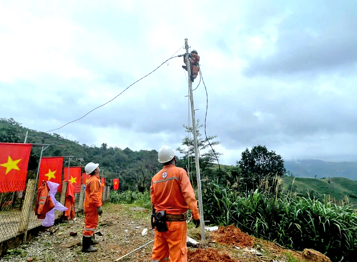 Nỗ lực kéo điện lên núi Ngọc Linh phục vụ đồng bào Ca Dong trước thềm năm mới 2026 1 Nỗ lực kéo điện lên núi Ngọc Linh phục vụ đồng bào Ca Dong trước thềm năm mới 2026 - Ảnh 1.