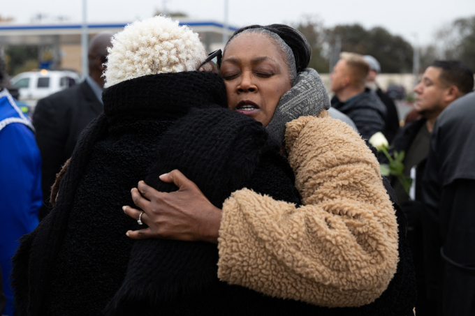 Người dân Stockton an ủi nhau trong buổi tưởng niệm nạn nhân vụ xả súng tiệc sinh nhật, ngày 30/11. Ảnh: AFP