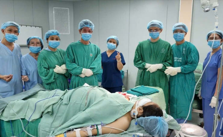 Ê-kíp thực hiện ca mổ cho bệnh nhân. Ảnh: Medinet.