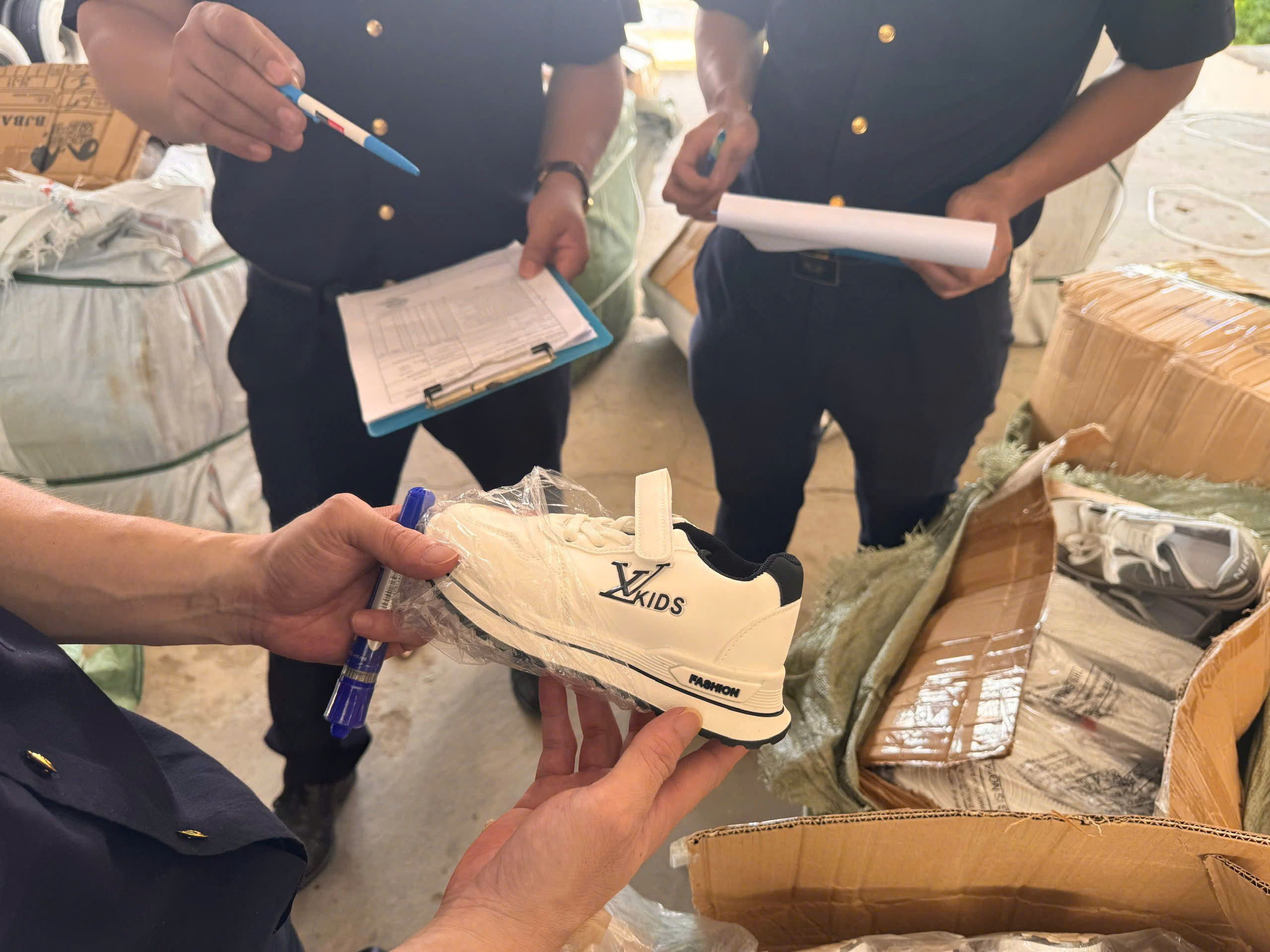 Nổi lên hiện tượng vận chuyển trái phép vàng, tiền tệ qua biên giới - Ảnh 1.