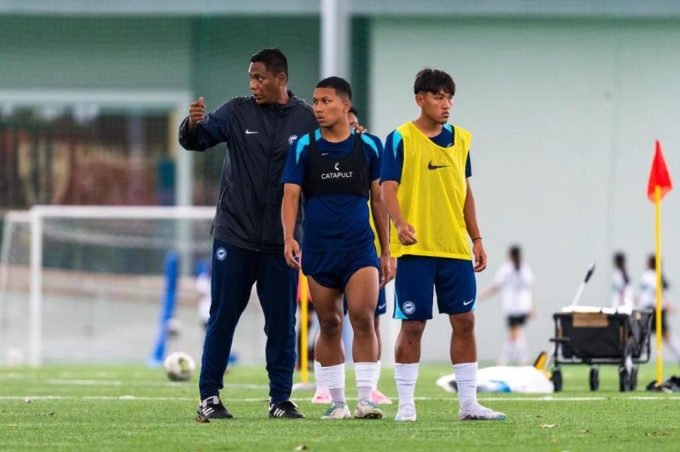 HLV Firdaus Kassim trao đổi với đội trưởng Amir Syafiz trong buổi tập của U22 Singapore. Ảnh: Liên đoàn Bóng đá Singapore