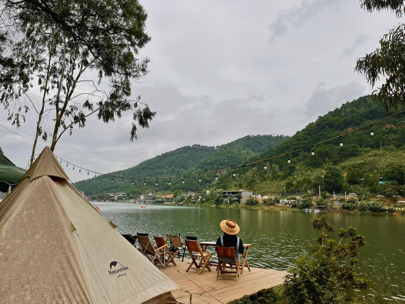 Phát hiện hồ nước bên thảo nguyên vắng vẻ, hoang sơ, du khách nhận xét: 