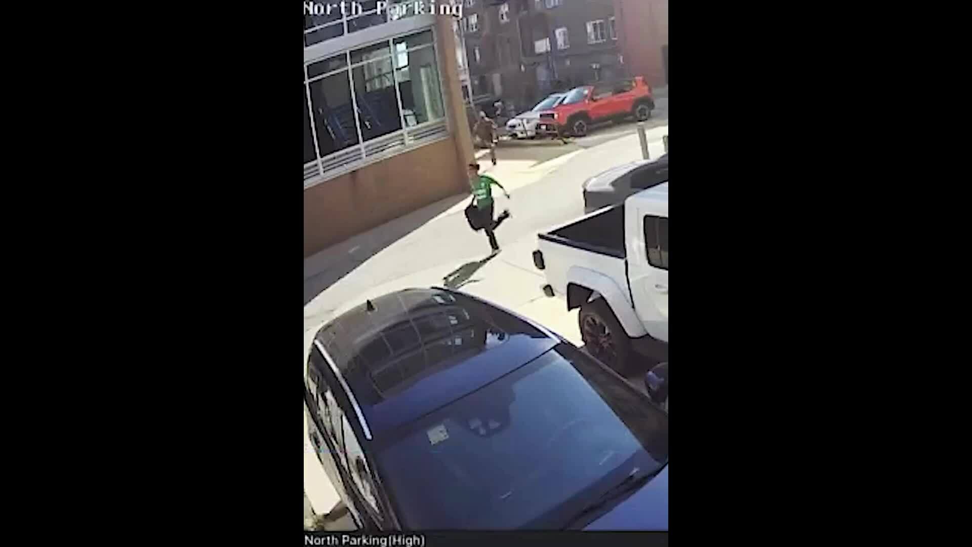 Đặc vụ liên bang đuổi theo thiếu niên Mỹ truy hỏi danh tính