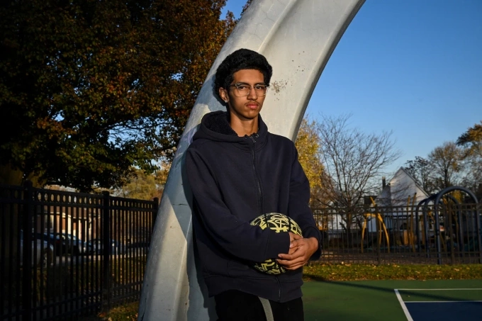 Diego Rosales chụp ảnh tại sân chơi gần nhà ở Waukegan, bang Illinois. Ảnh: WP