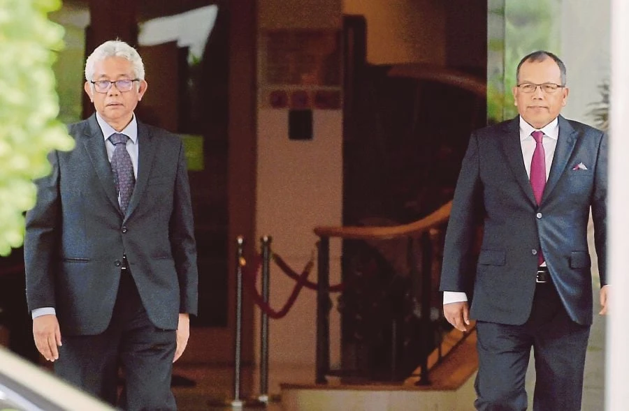 Chánh án Tun Md Raus Sharif (phải) công bố các sai sót của FAM trong việc nhập tịch 7 cầu thủ bị cho là sử dụng giấy tờ giả mạo. Ảnh: TNST. iic-vach-tran-sai-pham-khong-the-choi-cai-cua-bong-da-malaysia (3).jpg