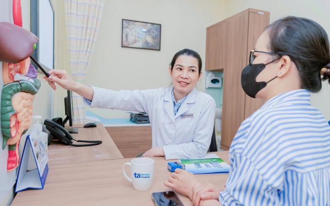 Bác sĩ Oanh đang tư vấn cho người bệnh. Ảnh: Bệnh viện Đa khoa Tâm Anh