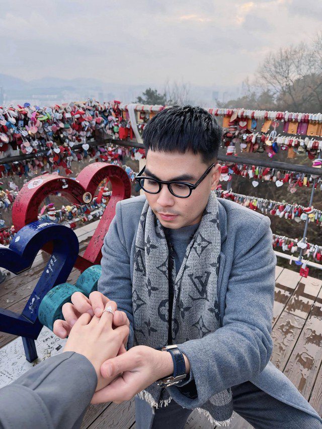 Nữ MC VTV quê Phú Thọ vừa nhận lời cầu hôn của danh thủ Đức Huy có gu thời trang đời thực ra sao? 1 Huyền Trang "Mù tạt" được Đức Huy cầu hôn ở Hàn Quốc.