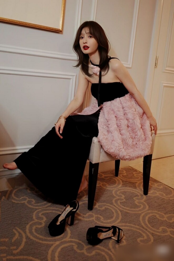 Ngô Hân đẹp và sang chảnh ở tuổi ngoài 40 và thoải mái với cuộc sống hiện tại.