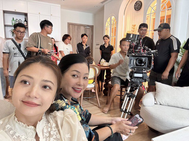 NSƯT Kiều Anh mới đây lại vào phim "Gia đình trái dấu" phát sóng trên phim giờ vàng của VTV. Trong phim Gia đình trái dấu Kiều Anh đảm nhiệm vai người mẹ đã có 2 con đang ở độ tuổi thanh niên. Bà Ánh là người lạc quan quá mức, vô tư, vô lo, hồn nhiên và yêu thương, thần tượng chồng hết mực. Vì tính tình trẻ con và hay nhõng nhẽo, bà được chồng con coi như công chúa trong nhà, nhường nhịn và chiều chuộng. Đến khi gia đình gặp biến cố, phải bán nhà, bà mới trở thành "người lớn", đi dạy múa để kiếm tiền cùng chồng gánh vác chuyện nợ nần.