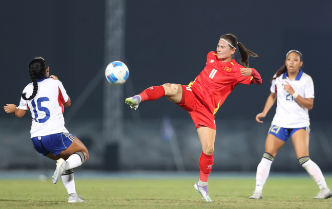 Tiền vệ Thái Thị Thảo tranh bóng trong trận thua Philippines 0-1 ở vòng bảng SEA Games 33. Ảnh: Đức Đồng