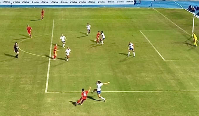 Nguyễn Thị Bích Thùy (áo đỏ phải) di chuyển đón đường tạt của Ngân Thị Vạn Sự, trong trận Việt Nam gặp Philippines ở chung kết bóng đá nữ SEA Games 33, trên sân Chonburi ở Thái Lan, ngày 17/12/2025. Ảnh: Chụp màn hình