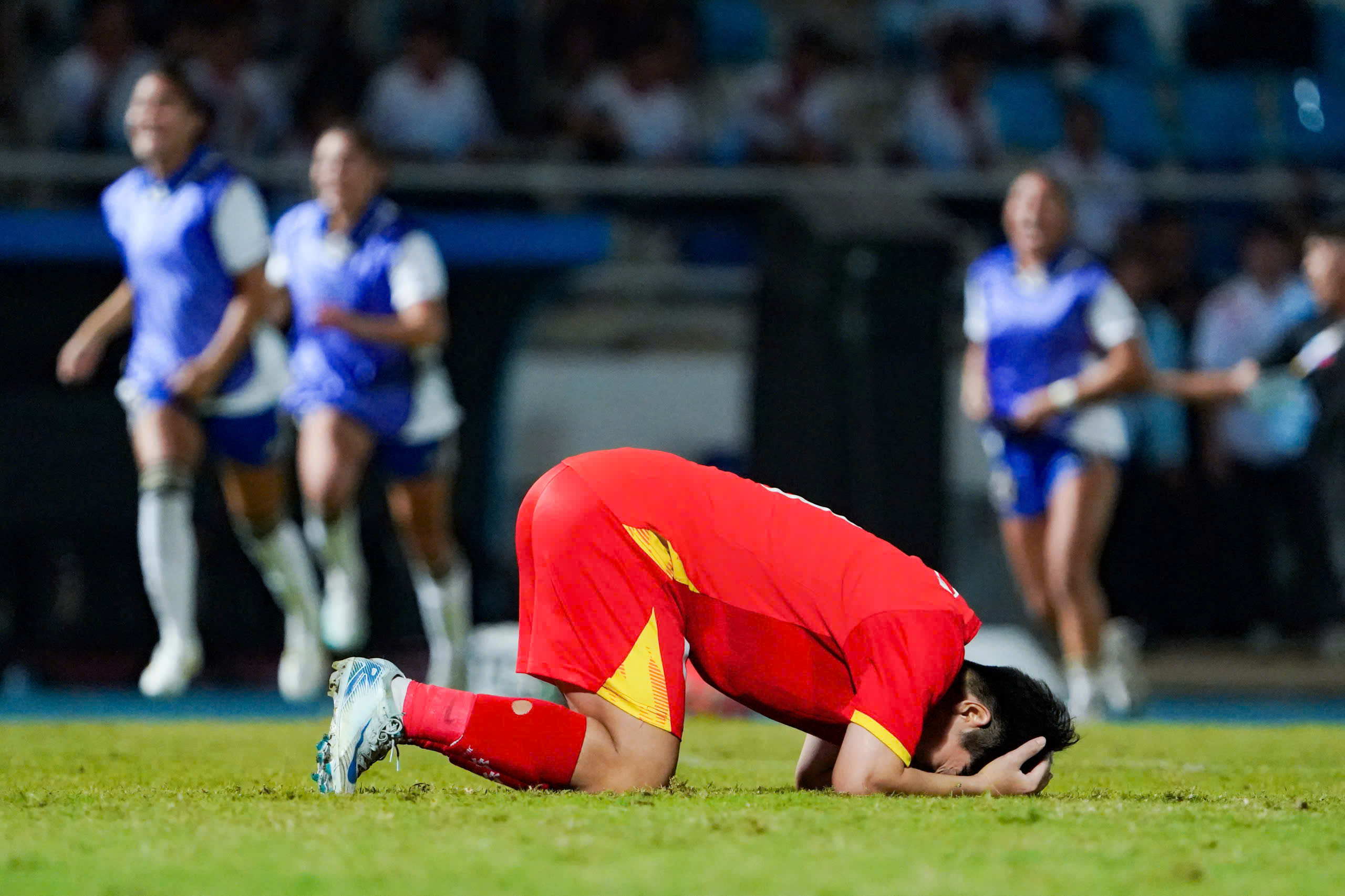 Nữ Việt Nam thua Philippines trên chấm luân lưu, vuột HCV SEA Games 33 1 Việt Nam - Ảnh 1.