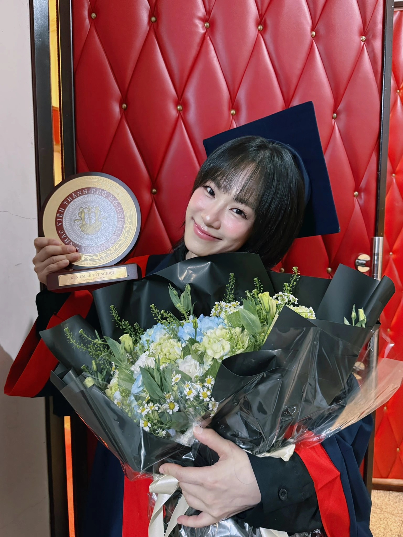 Nữ ca sĩ vừa nhận bằng đại học ở tuổi 41: Bỏ bạn trai nhạc sĩ, một mình ra nước ngoài sinh con 1 Nu ca si vua nhan bang dai hoc o tuoi