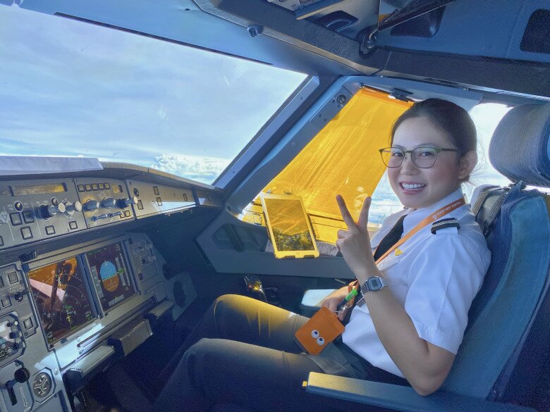 Nữ cơ phó U30 đốn tim với gương mặt "búng ra sữa", ăn mặc dễ thương như nữ sinh khác hẳn khi mặc đồng phục bay 1 Mạch Khanh là nữ cơ phó trẻ tuổi của một hãng hàng không.