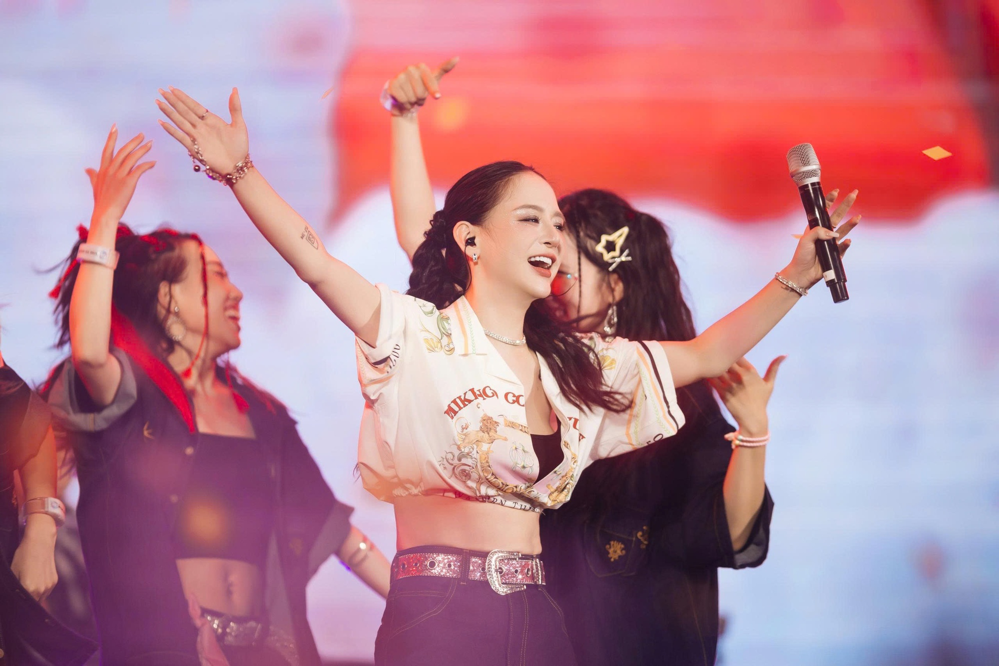 Nữ nghệ sĩ sáng tạo Bom (Thủng Long Family) kể về áp lực khi thực hiện SYNC FEST - Ảnh 1.