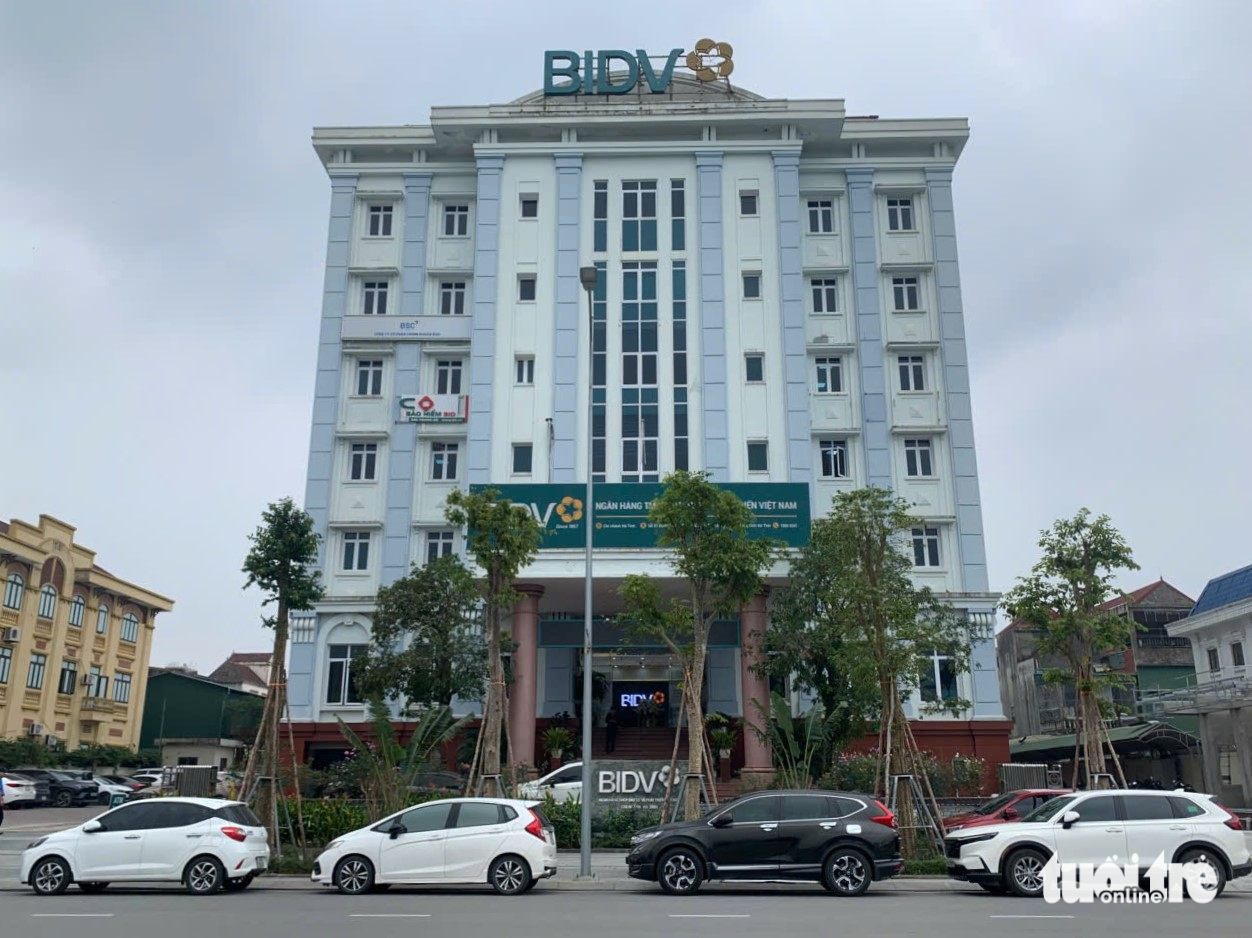 Nữ nhân viên ngân hàng kể lại khoảnh khắc cụ bà suýt bị kẻ lừa đảo chiếm đoạt hơn 2 tỉ đồng 1 Nữ nhân viên ngân hàng kể lại khoảnh khắc cụ bà suýt bị kẻ lừa đảo chiếm đoạt hơn 2 tỉ đồng - Ảnh 1.