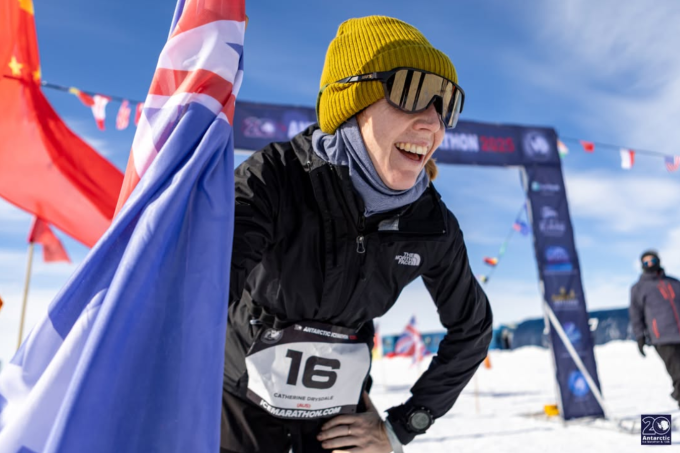 Catherine Drysdale ăn mừng sau khi về nhất Nam Cực Marathon 2025. Ảnh: Antarctic Ice Marathon