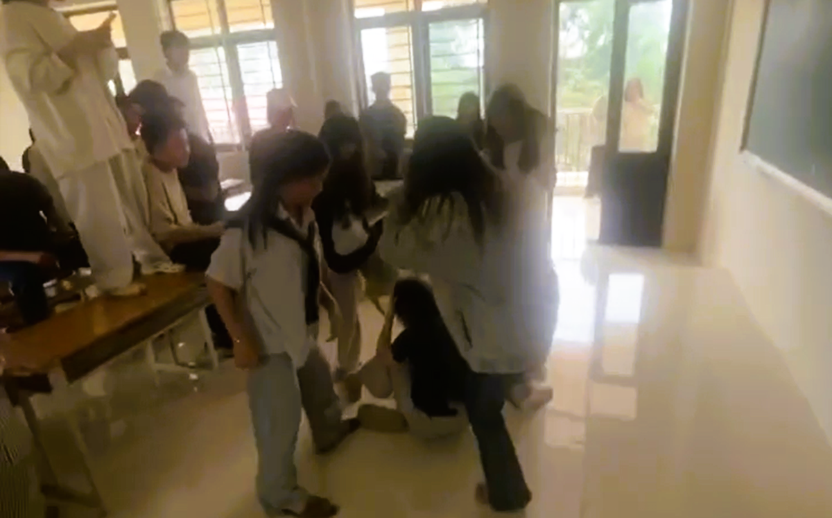 Nữ sinh lớp 10 ở Thanh Hóa nhập viện sau khi bị "đánh hội đồng" giữa lớp học 1 Nữ sinh lớp 10 ở Thanh Hóa bị