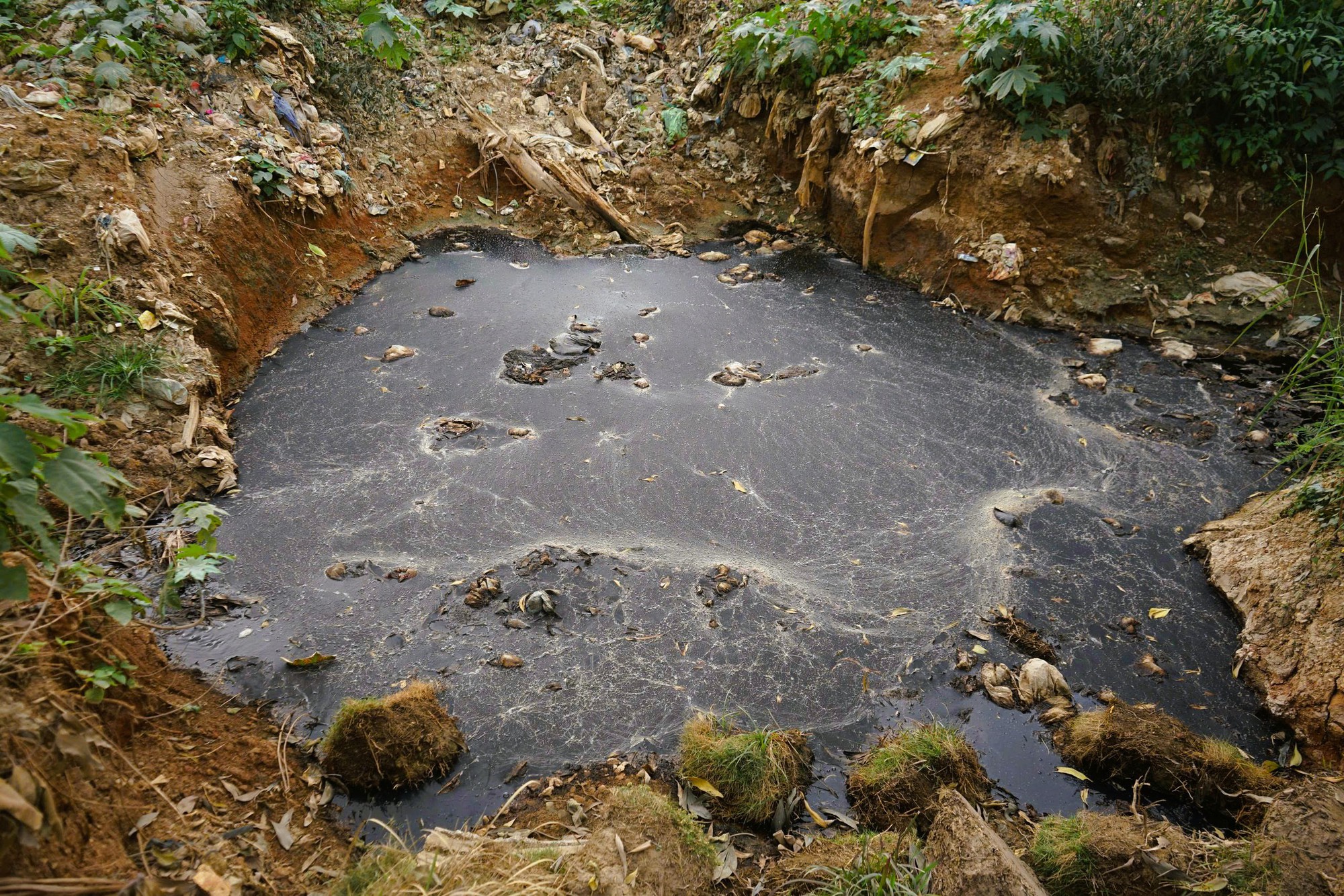 Núi rác khổng lồ gây ô nhiễm bên nhà máy xử lý rác xây 20 năm chưa xong- Ảnh 1.